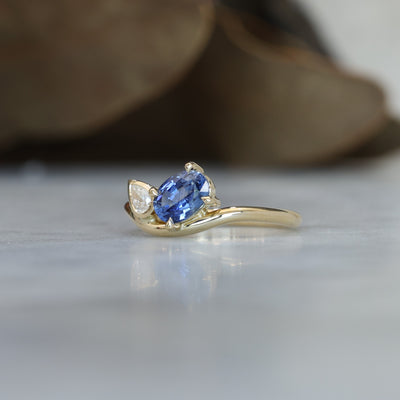 TOI ET MOI / 1.02CT OVAL SAPPHIRE & 0.10ct PEAR DIAMOND RING