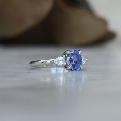 MAY TRILOGY / 1.84CT OVAL CEYLON SAPPHIRE RING