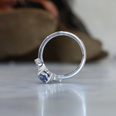 MAY TRILOGY / 1.84CT OVAL CEYLON SAPPHIRE RING