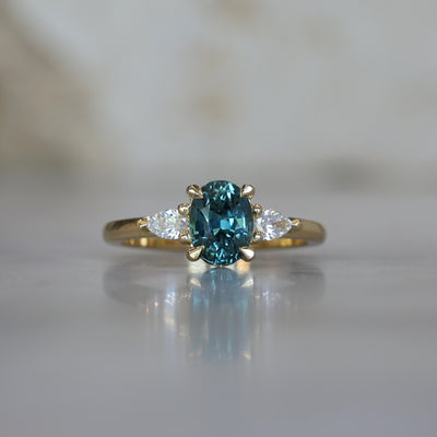 MAY TRILOGY / 2.01CT OVAL MADAGASCAN SAPPHIRE RING