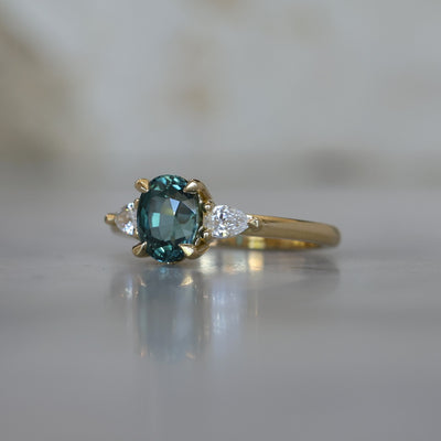 MAY TRILOGY / 2.01CT OVAL MADAGASCAN SAPPHIRE RING