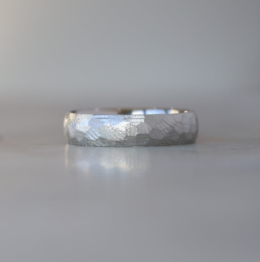 SIGNATURE TEXTURED WEDDING BAND / HALF ROUND