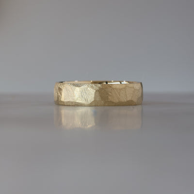 SIGNATURE TEXTURED WEDDING BAND / BEVELLED EDGE