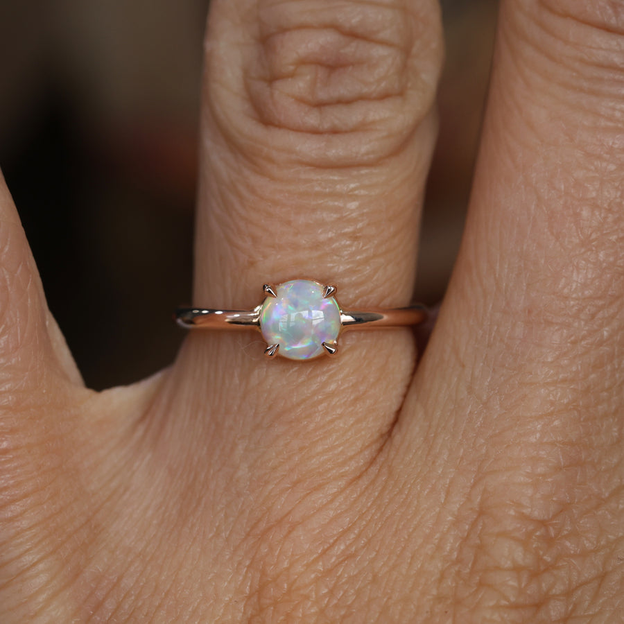 ROUND OPAL / 4 CLAW RING