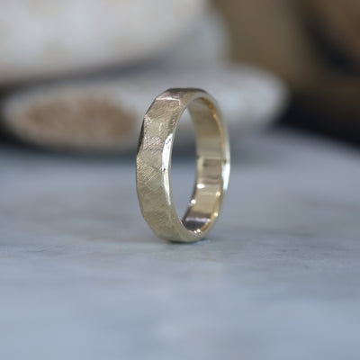 SIGNATURE TEXTURED WEDDING BAND / BEVELLED EDGE