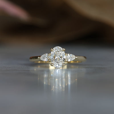 MAY TRILOGY / 0.85ct OVAL CUT LAB DIAMOND RING