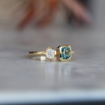 APERTURE / 0.81ct SAPPHIRE & DIAMOND BEZEL RING