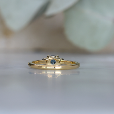 PICCOLO LUNAR TRILOGY / 4.50mm ROUND MONTANA SAPPHIRE RING